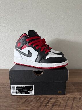 Boys Nike Black White Red High-Top Sneakers Size 5Y
